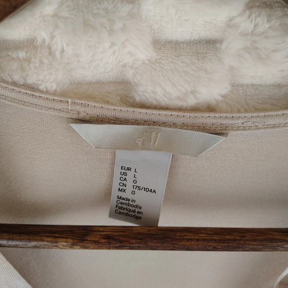 H&M Beige Tank Top With Sheer Ruffles Lined In Black Women's Size Large - Picture 3 of 6